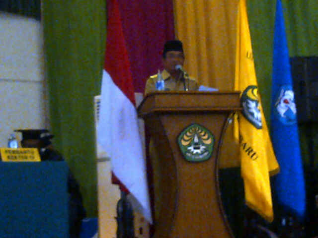 Wakil Gubernur Riau Drs. H. R. Mambang Mit menghadiri dan memberikan kata sambutan pada acara Wisuda UR tahun ini