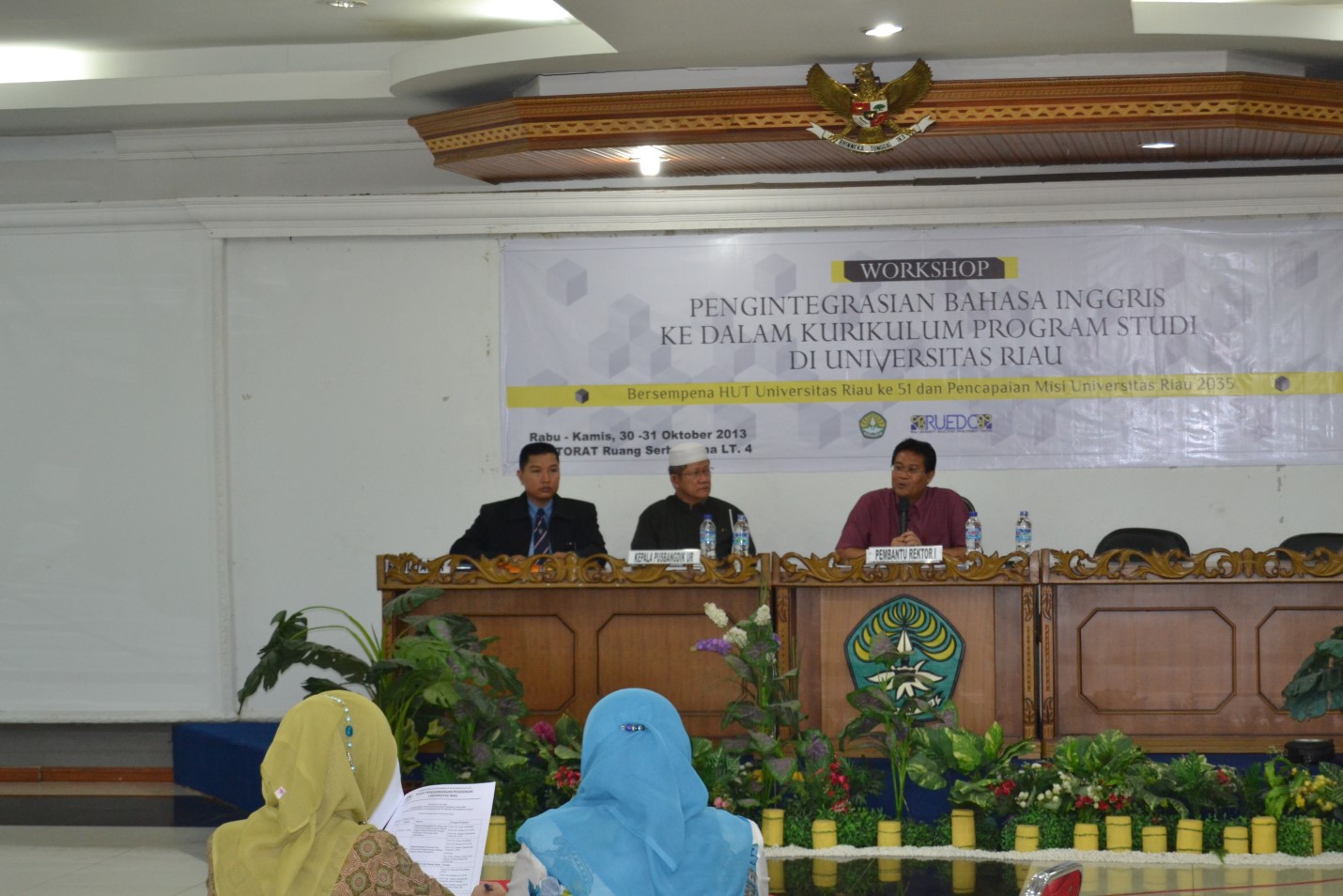 Pembukaan Workshop oleh PR I Prof. Dr. Ir. Aras Mulyadi, M.Sc  sekaligus pembacaan Makalah dari Rektor UR