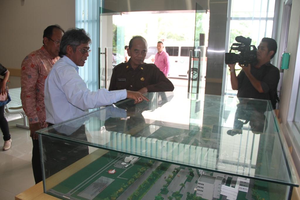 Setelah meletakkan batu pertama dilokasi pembangunan Asrama Mahasiswa UR, Rektor UR, Bupati Rokan Hilir beserta rombongan mengunjungi RS Universitas Riau (foto: Humas UR)