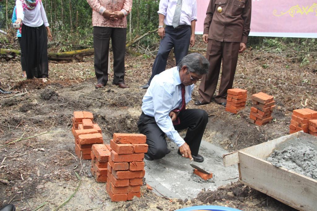 Rektor UR meletakkan batu pertama pembangunan gedung Asrama Mahasiswa UR (foto: Humas UR)